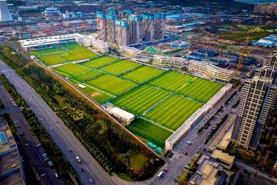 上世纪四十年月，加州理工学院毕生传授钱学森（陈坤 饰）由于美国鼓起的反共谈吐而备受冲击。他的尖端手艺研究被迫中断，并被责令出境。钱学森心系故国，回心似箭，而意想到钱学森的庞大价值的美方又对其回国设置了重重障碍，乃至以特务罪拘系钱学森。终究，宣布无罪的钱学森被持久囚禁在家 中。                                      钱学森写信展转与故国获得联系，周恩来授命用11名美国战犯飞翔员换回了钱